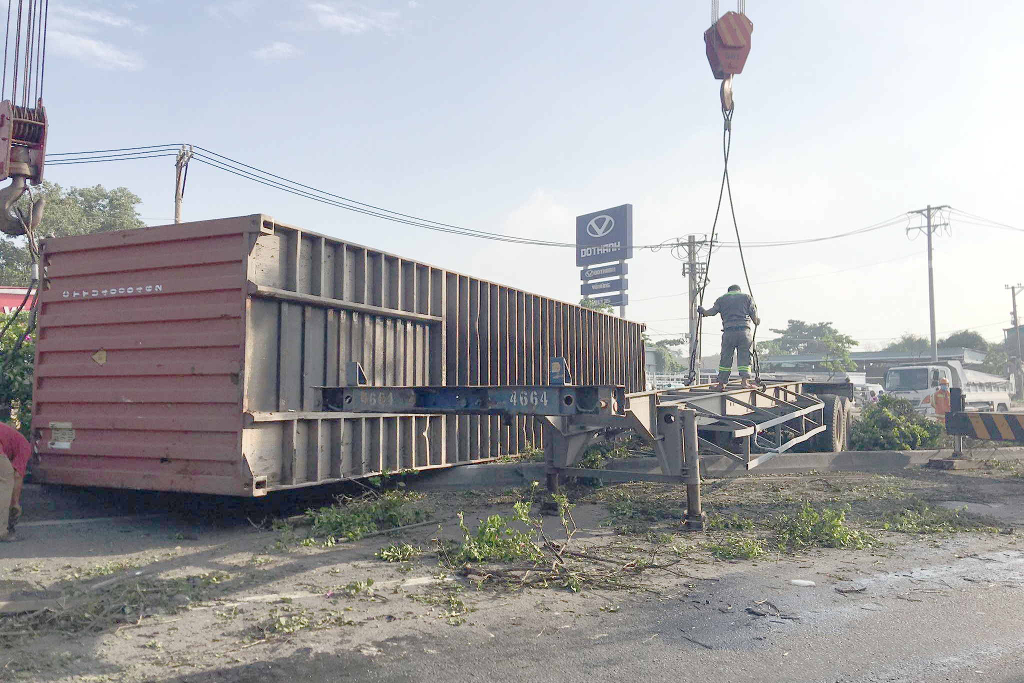 thung container lat tren quoc lo 1 anh 1