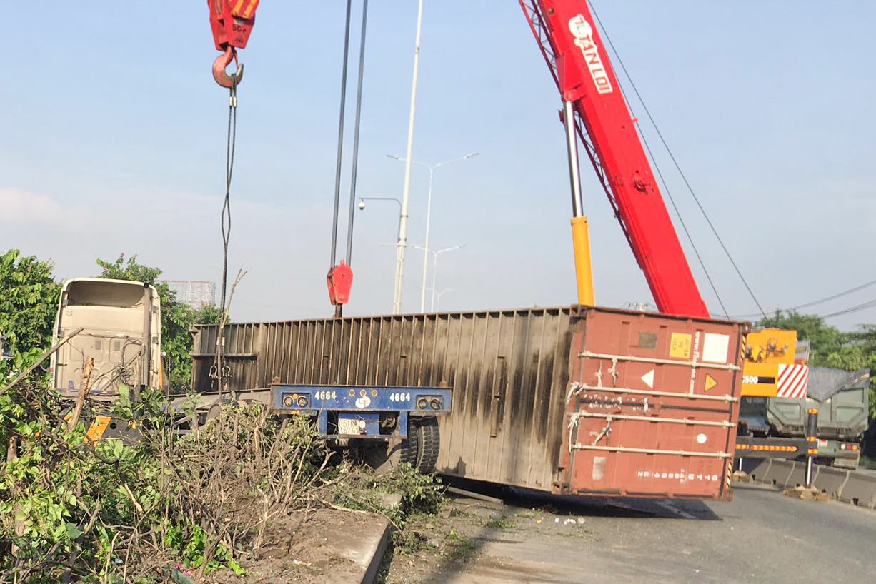 Thung container lat xuong duong, quoc lo 1 un tac 4 km hinh anh