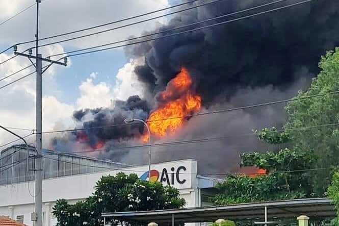 Chay cong ty san xuat hoa chat o Dong Nai hinh anh