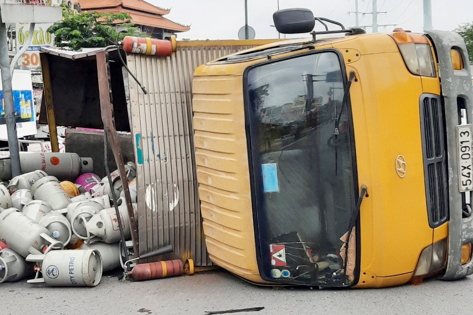 xe tai lat tren Pham Van Dong anh 1