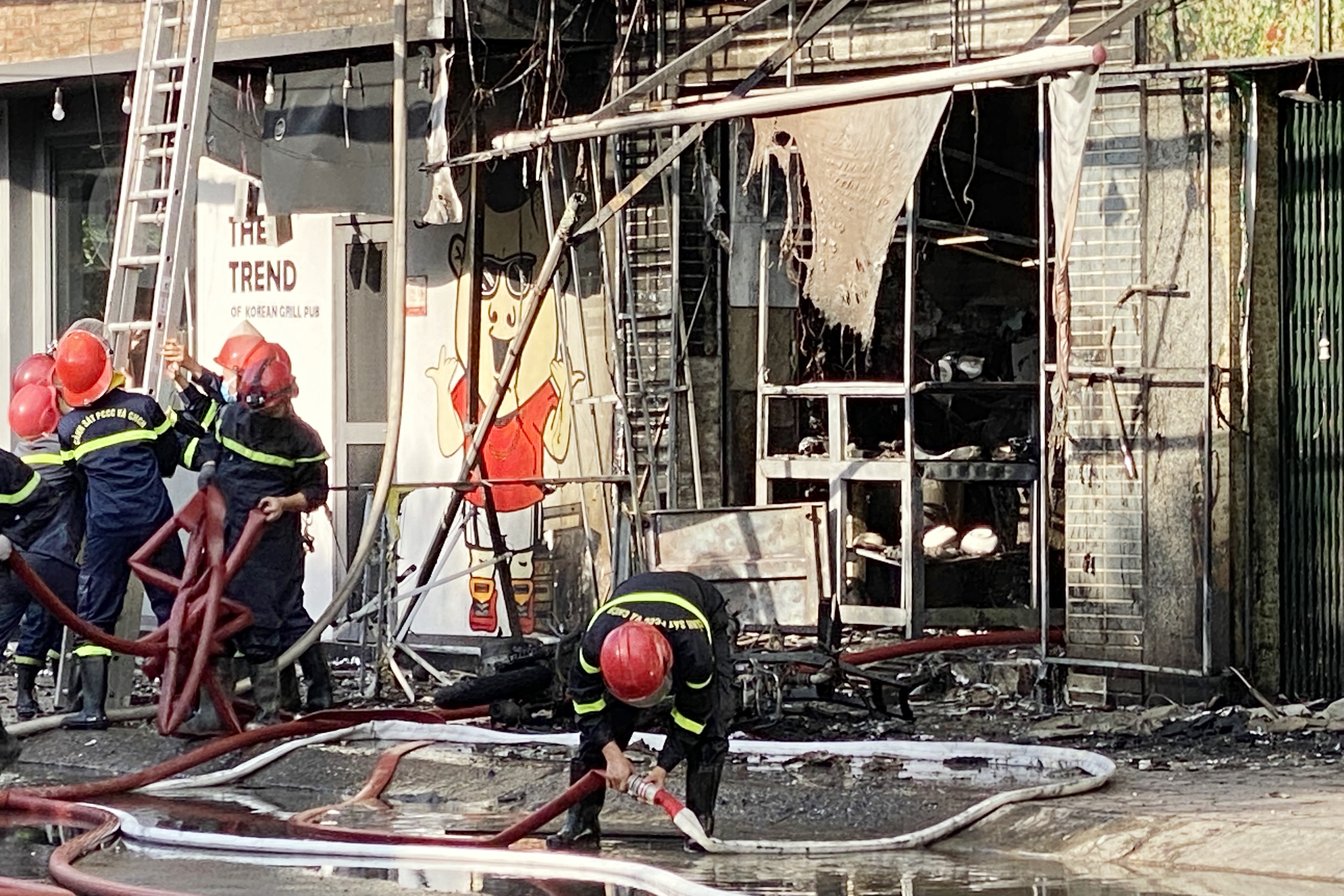 Hoa hoan thieu rui can nha 3 tang o TP.HCM hinh anh