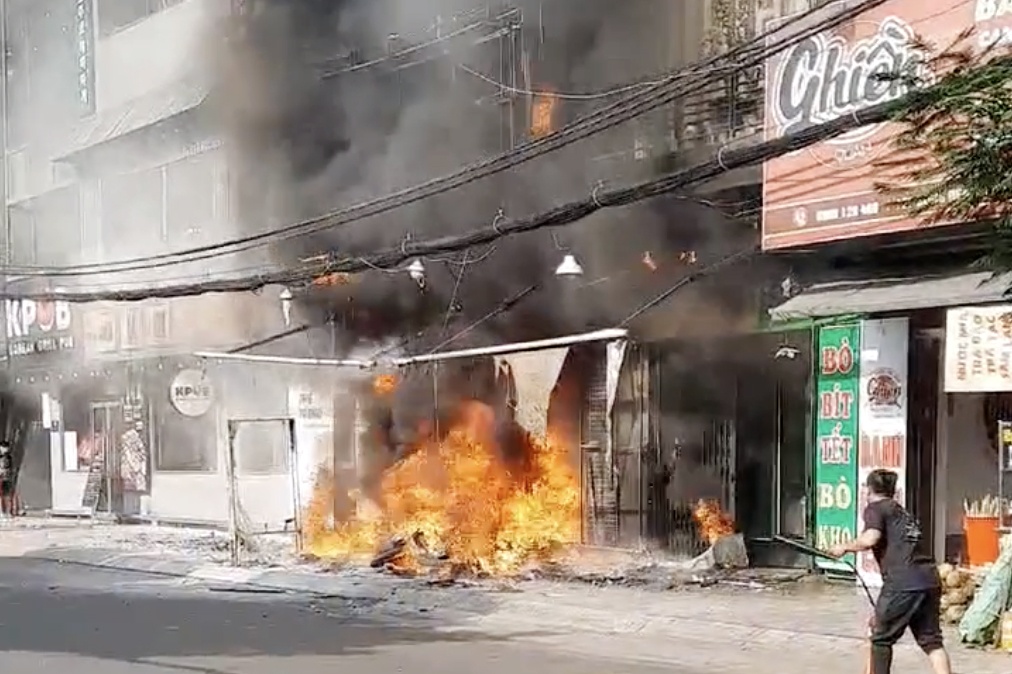 Hien truong vu chay can nha 3 tang o TP.HCM hinh anh