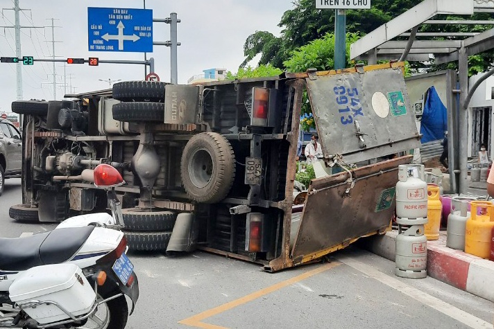 Xe tai lat o TP.HCM, hon 50 binh gas do xuong duong hinh anh