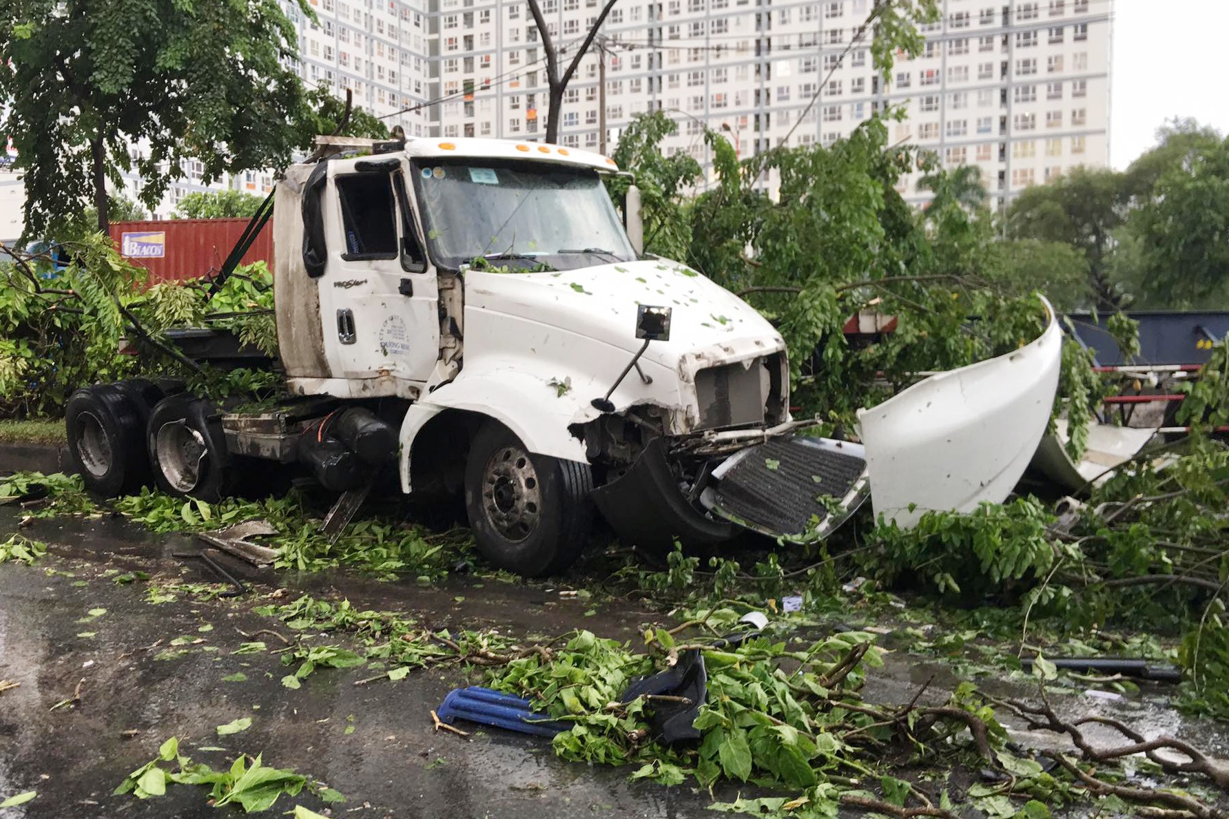 Xe container gay tai nan lien hoan tren Xa lo Ha Noi hinh anh