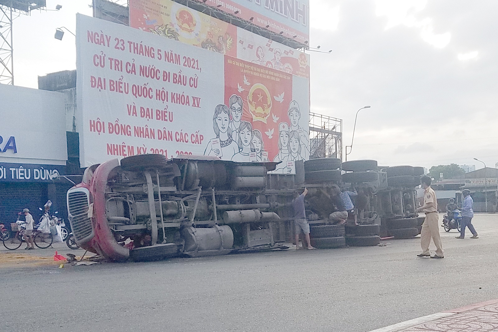 xe container lat tren quoc lo 1 anh 1