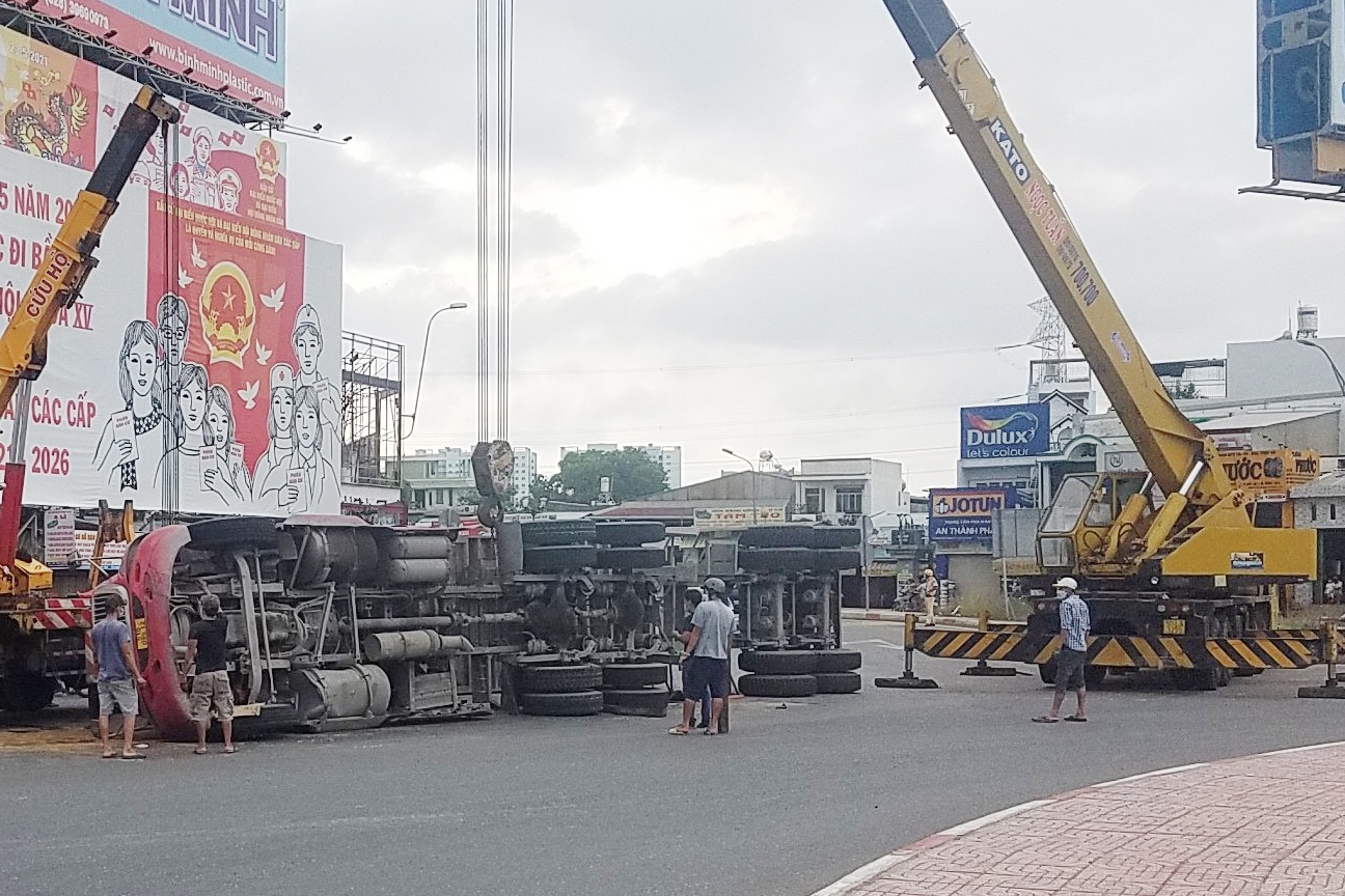 Xu ly hien truong xe container lat o TP.HCM hinh anh