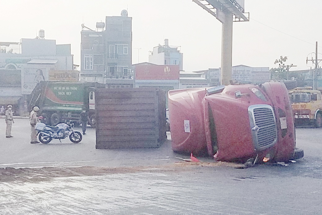 Xe container lat ngang tren quoc lo 1 o TP.HCM hinh anh