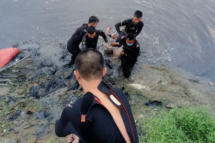 Nguoi dan ong nhay kenh Lo Gom hinh anh