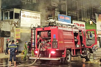 Chay cua hang nhom kinh trong dem TP.HCM gian cach xa hoi hinh anh