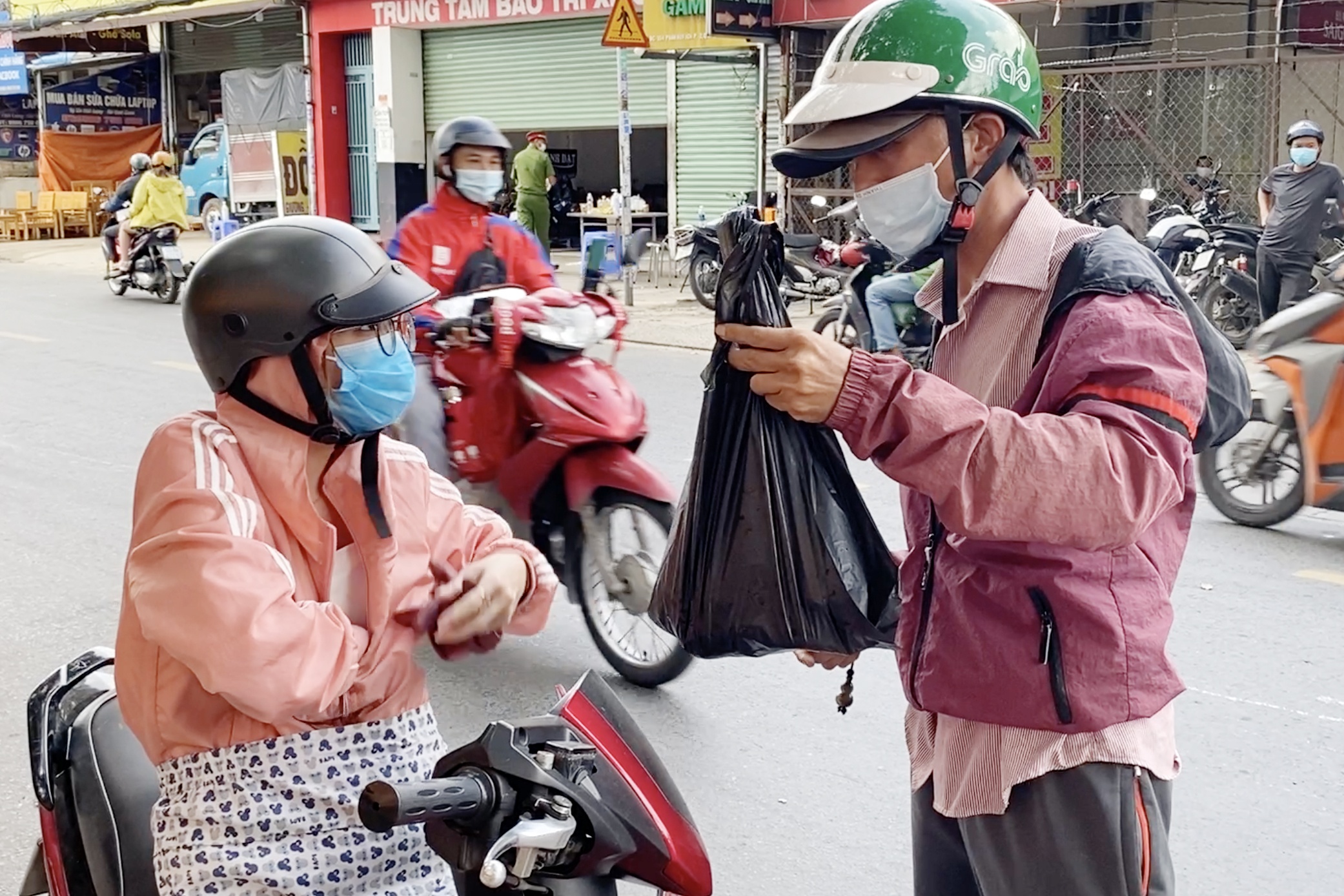 Nguoi dan TP.HCM dung ngay chot kiem dich doi lay do an hinh anh