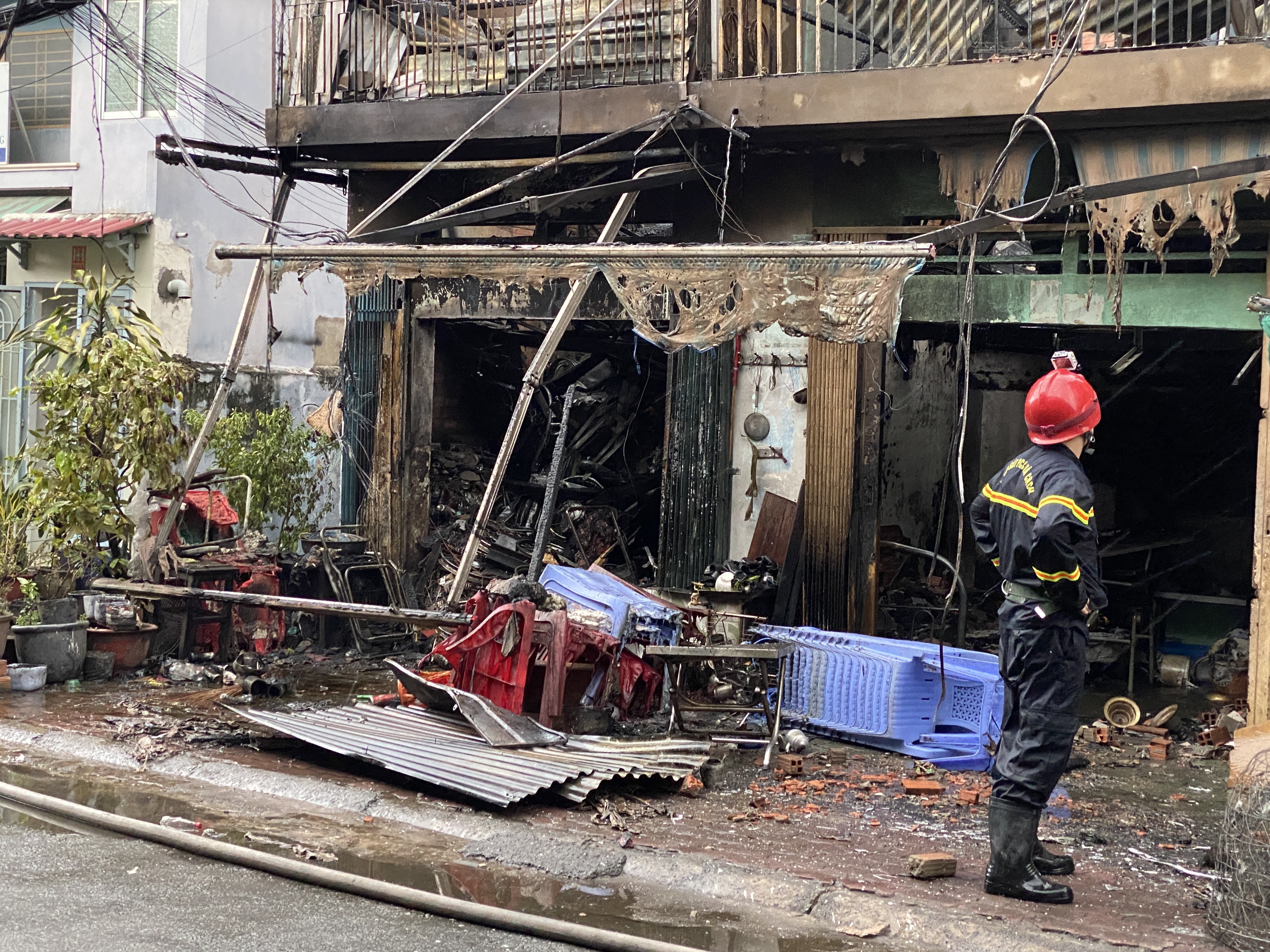 4 can nha bi chay rui ben cau Chanh Hung o TP.HCM hinh anh