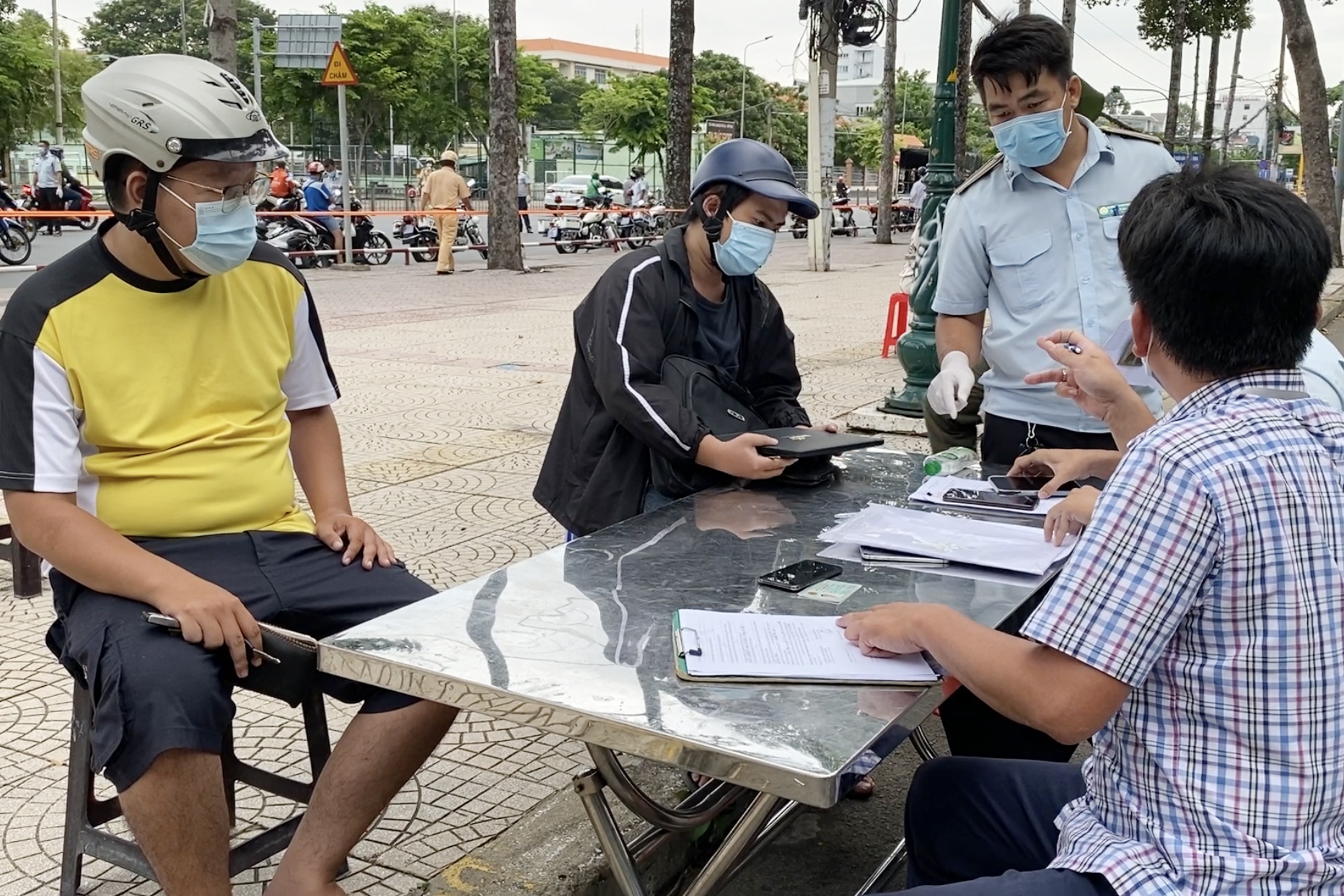 Nam thanh nien giat giay to bo chay khi vi pham Chi thi 16 o TP.HCM hinh anh