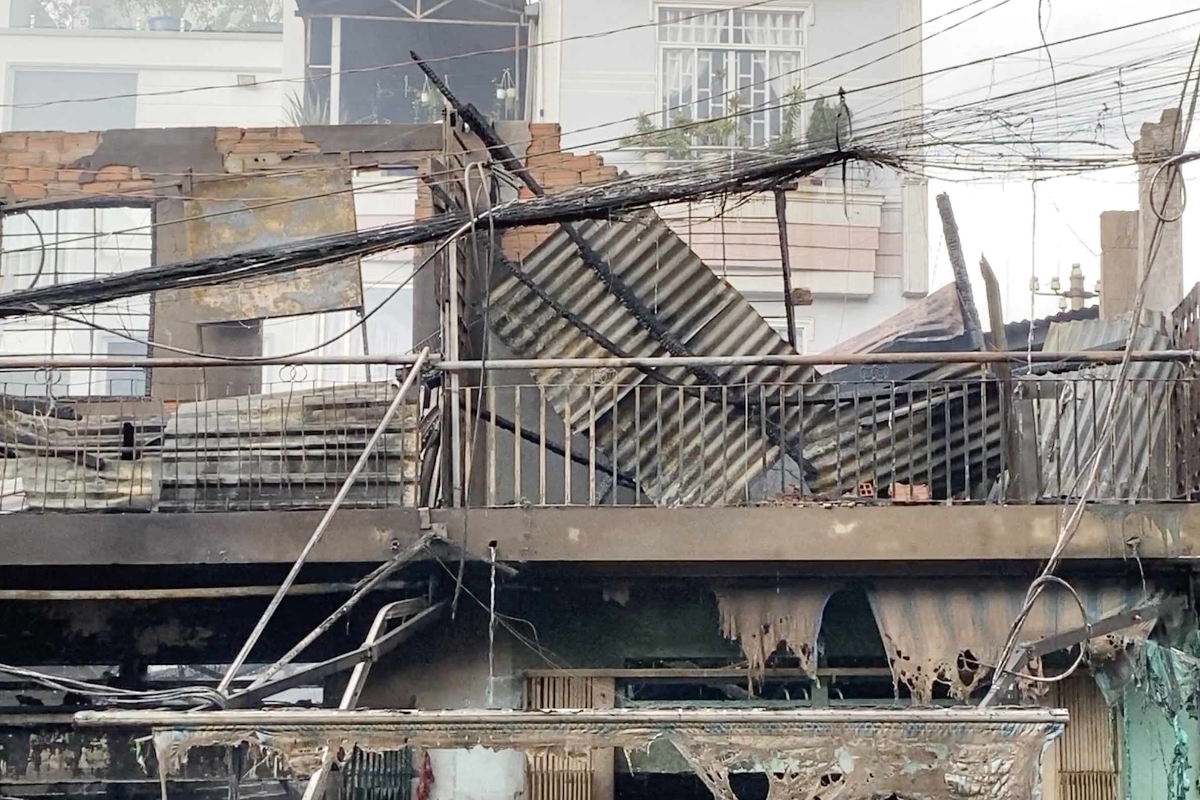 Nhan chung ke luc 4 can nha bi thieu rui o TP.HCM hinh anh