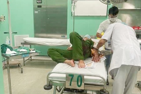 Can bo cong an bi chem trong thuong hinh anh