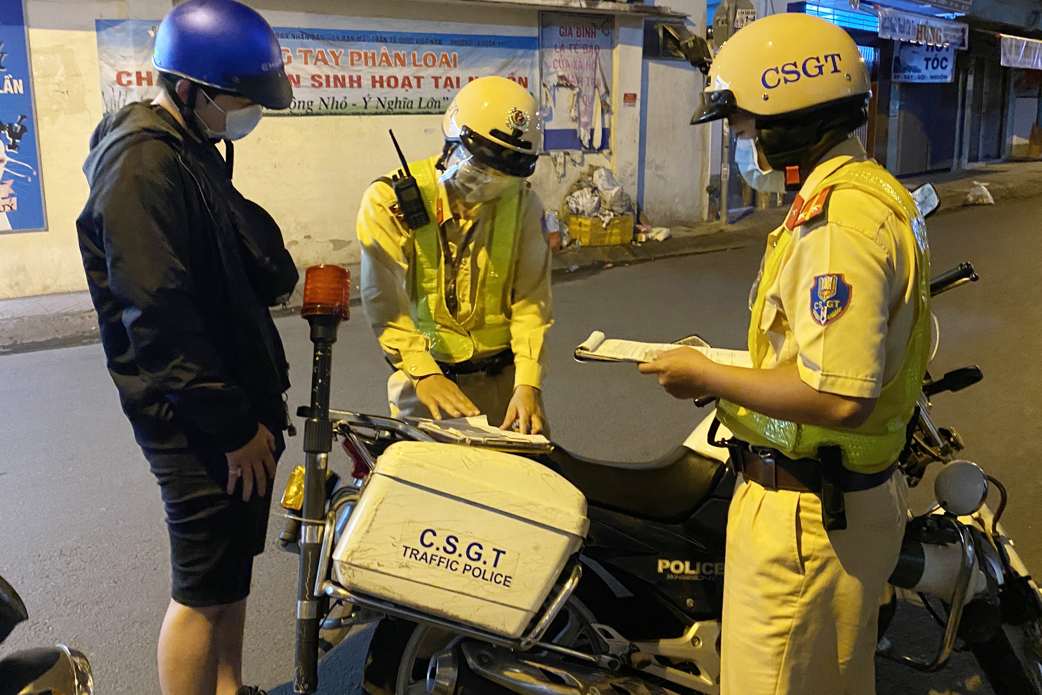 Di tham ban gai trong dem, nam thanh nien o TP.HCM bi phat 2,8 trieu hinh anh