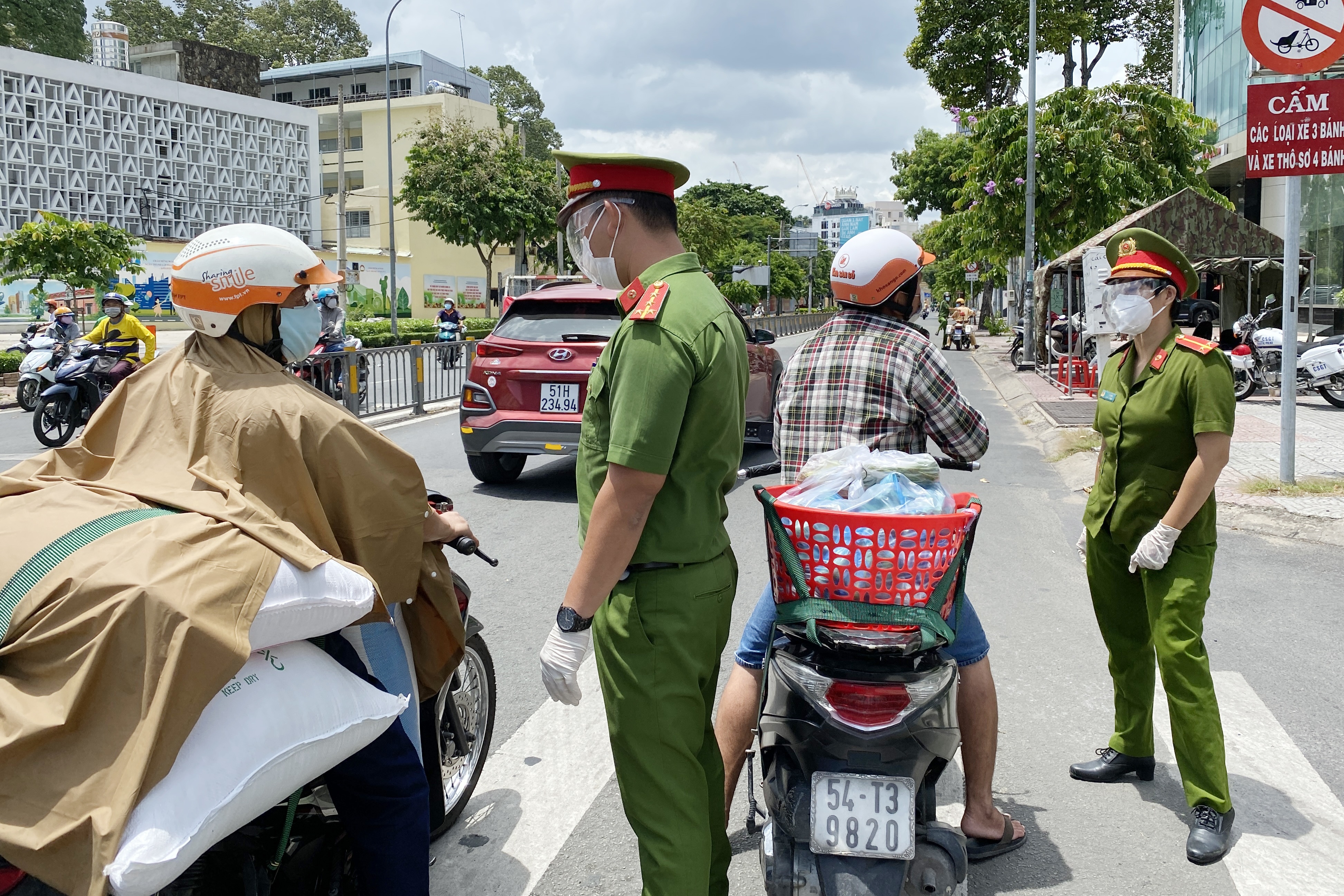 Tu quan 7 qua quan 3 mua do an, nam thanh nien bi phat 2 trieu dong hinh anh