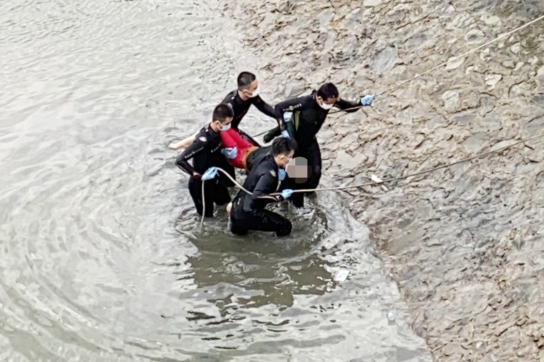 Nguoi phu nu nhay cau Nguyen Van Cu o TP.HCM hinh anh