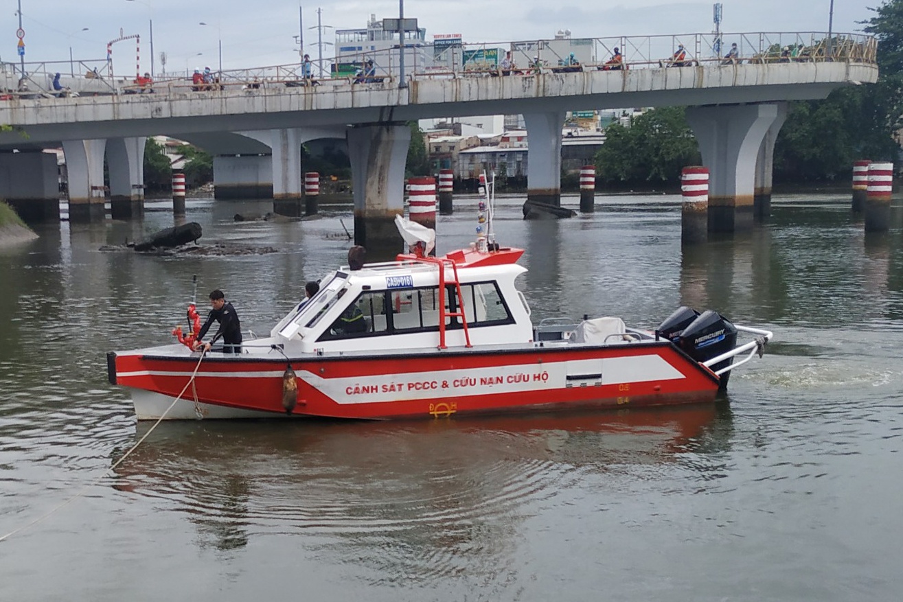 Canh sat tim kiem nguoi phu nu nhay cau Nguyen Van Cu hinh anh