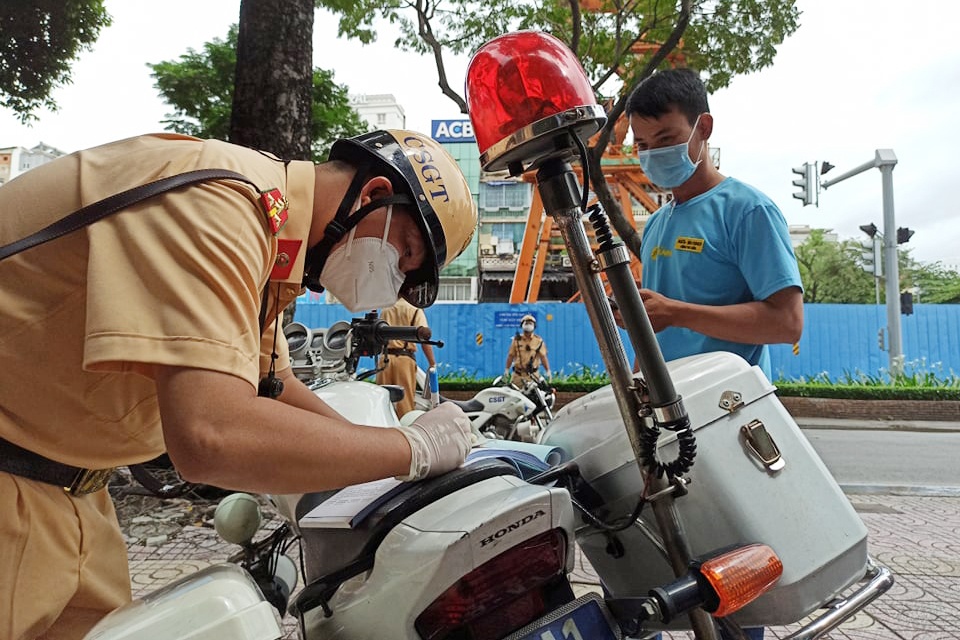 Cho tu lanh di giao, nhan vien cua hang dien may bi phat 2 trieu hinh anh