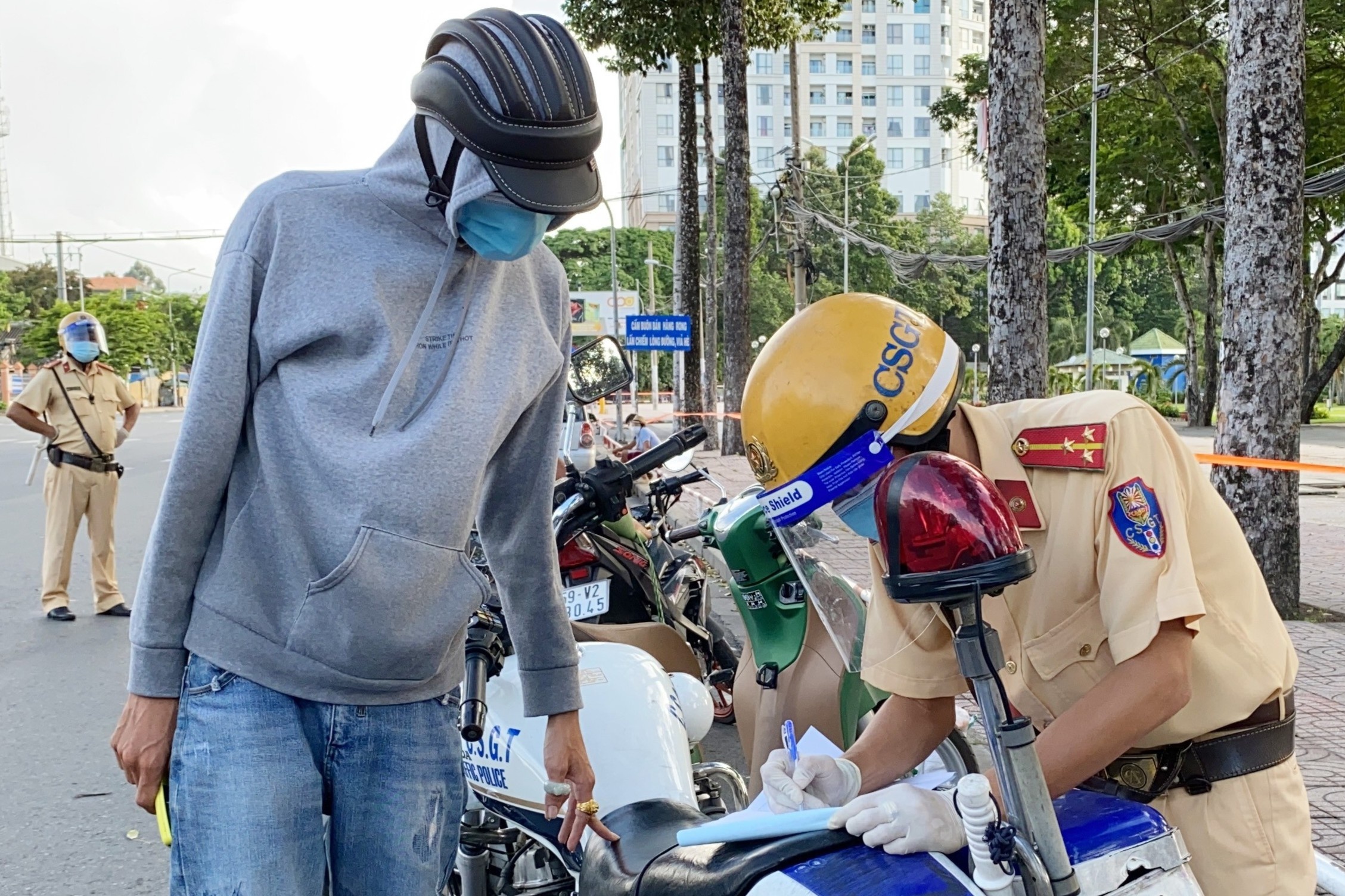 Tu Go Vap qua Tan Binh giao my pham, nam thanh nien bi phat 2 trieu hinh anh