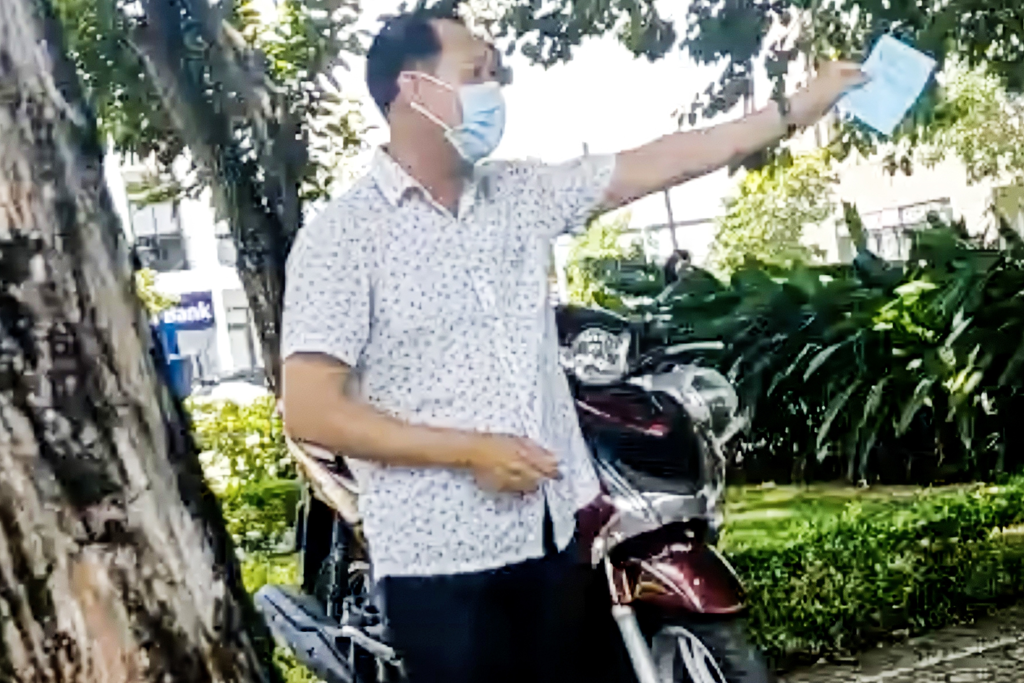 Nguoi dan ong xe bien ban tai chot kiem dich Covid-19 hinh anh