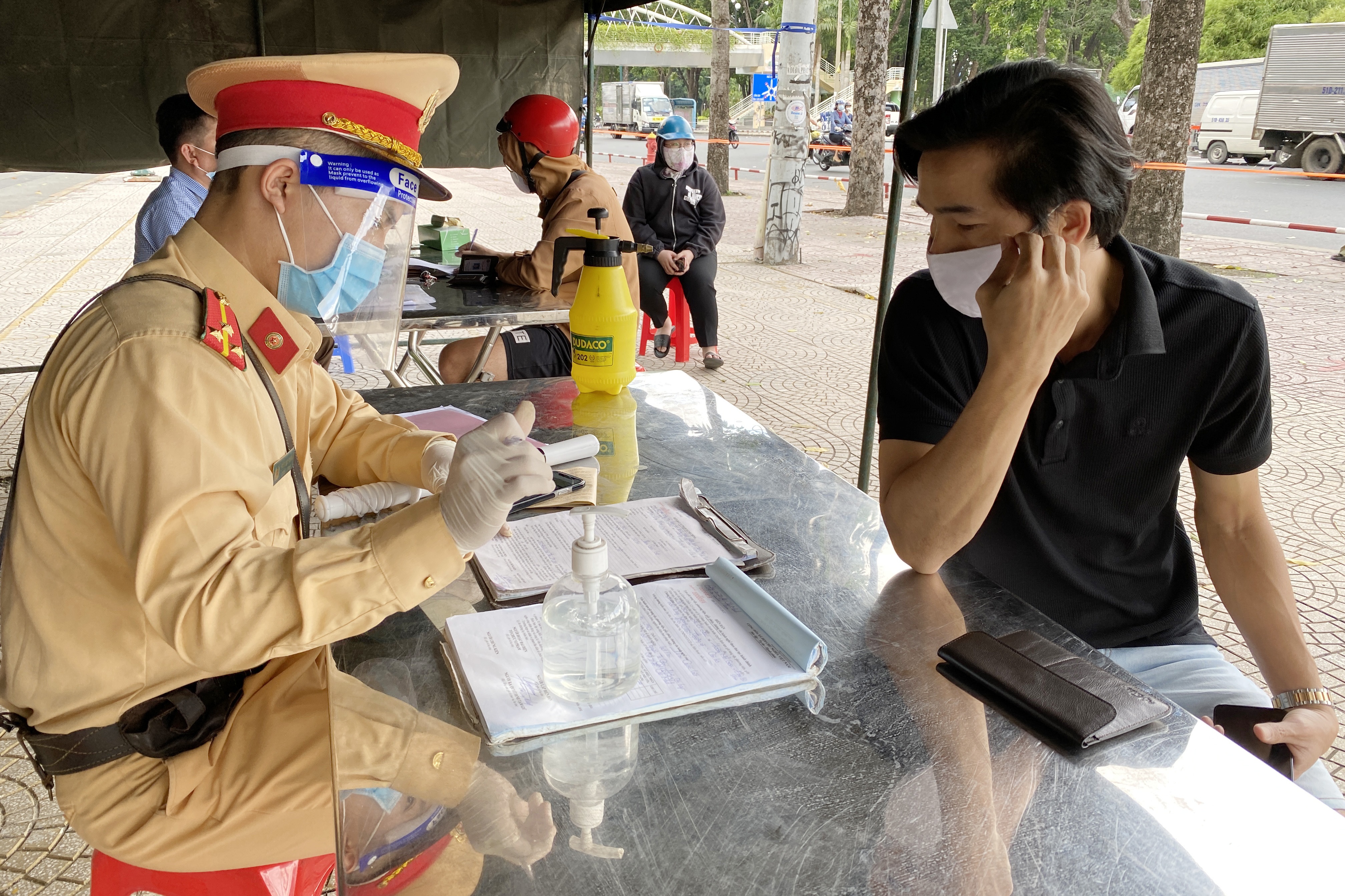 O Go Vap qua Phu Nhuan tim tru ATM, nam thanh nien bi phat 2 trieu hinh anh