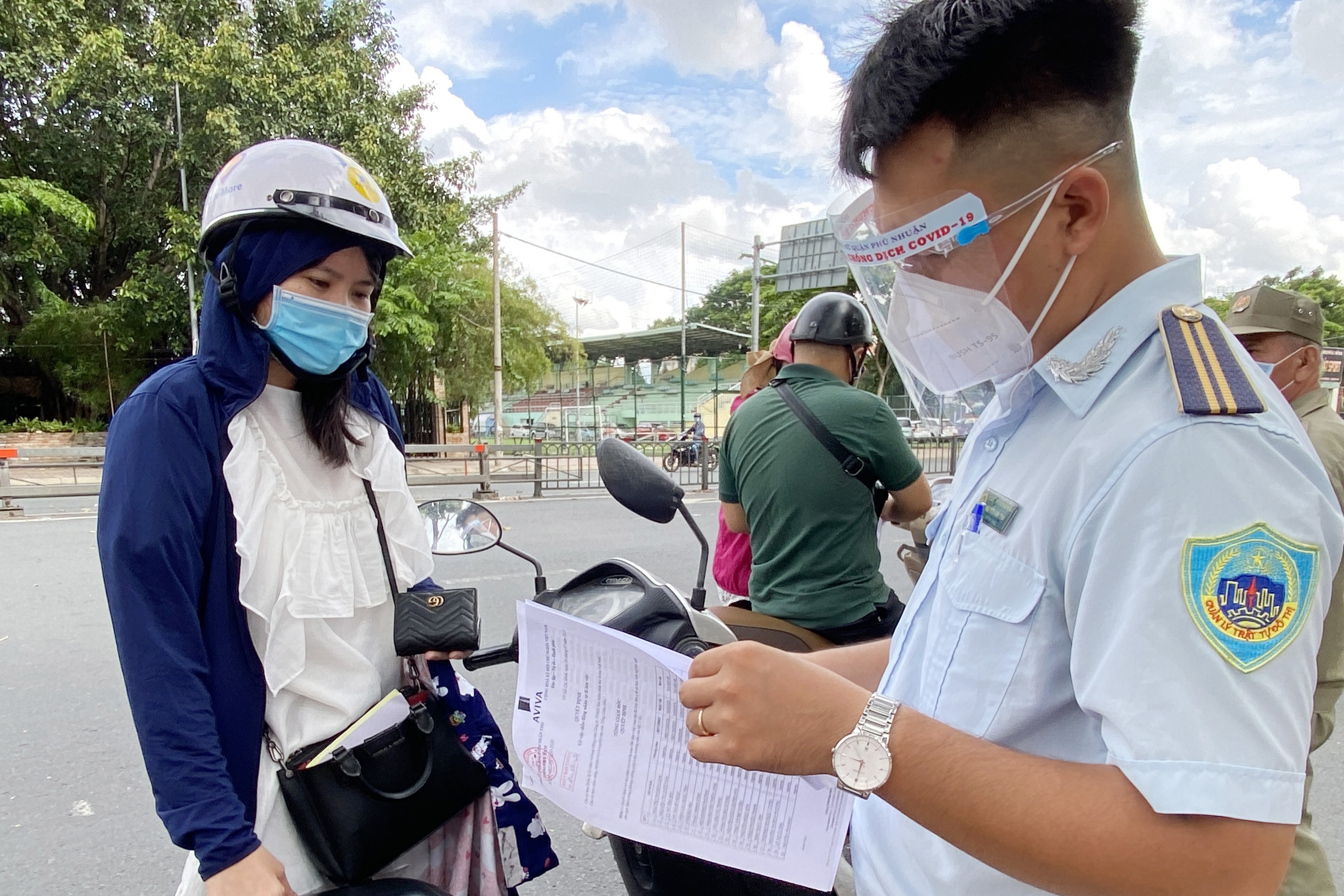 Mang my pham di tim khach, nguoi phu nu o TP.HCM bi phat 2 trieu dong hinh anh