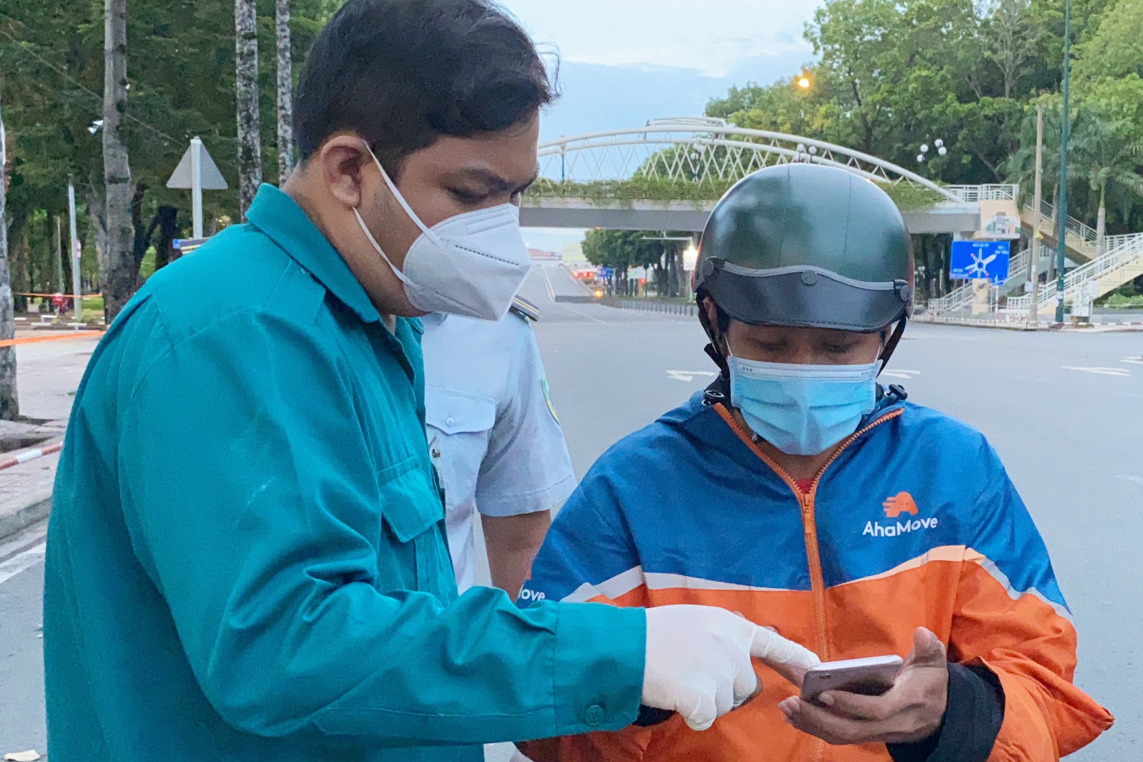 Giao hang sau 18h, nhieu tai xe AhaMove bi phat hinh anh