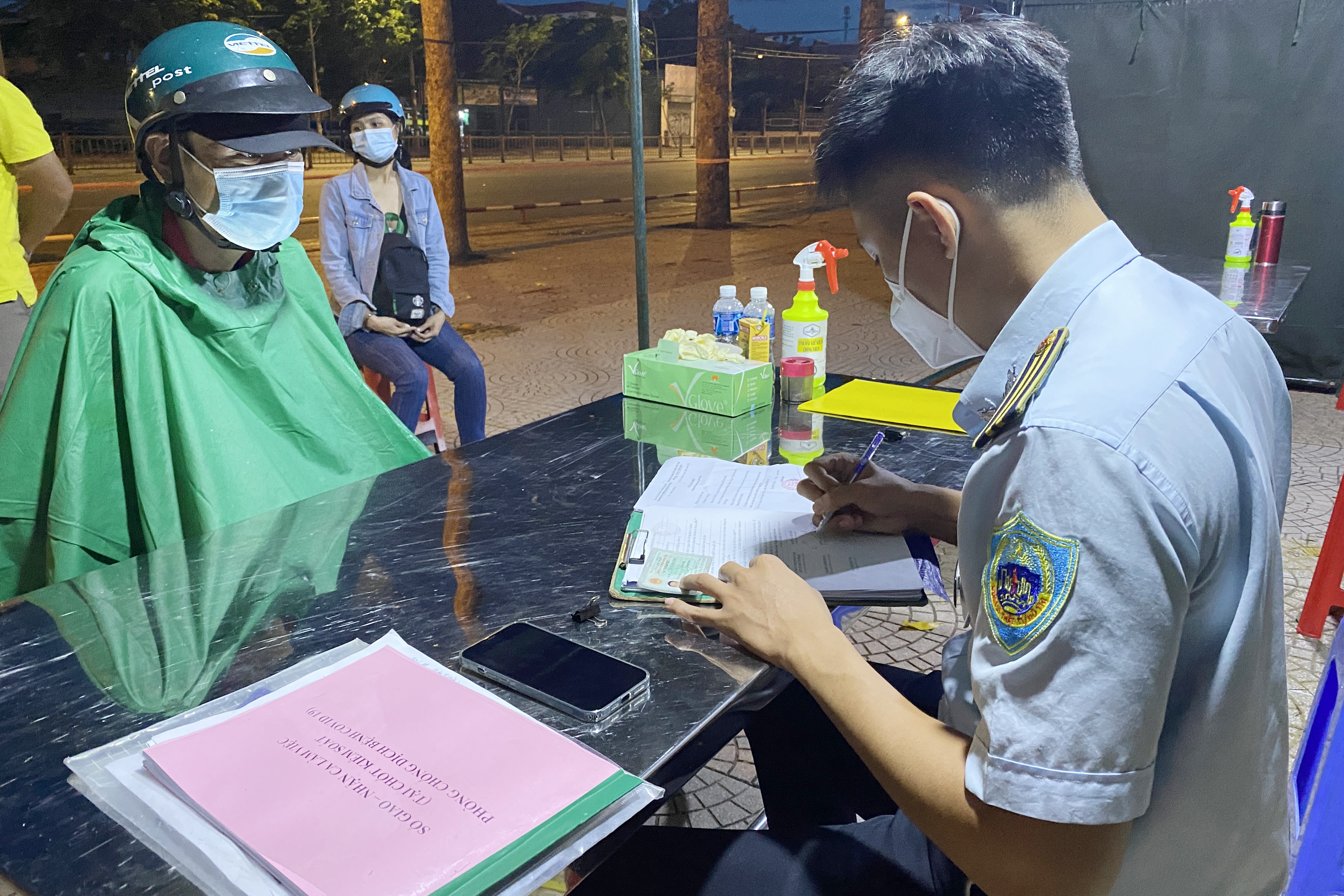 ra ngoi khong can thiet anh 1