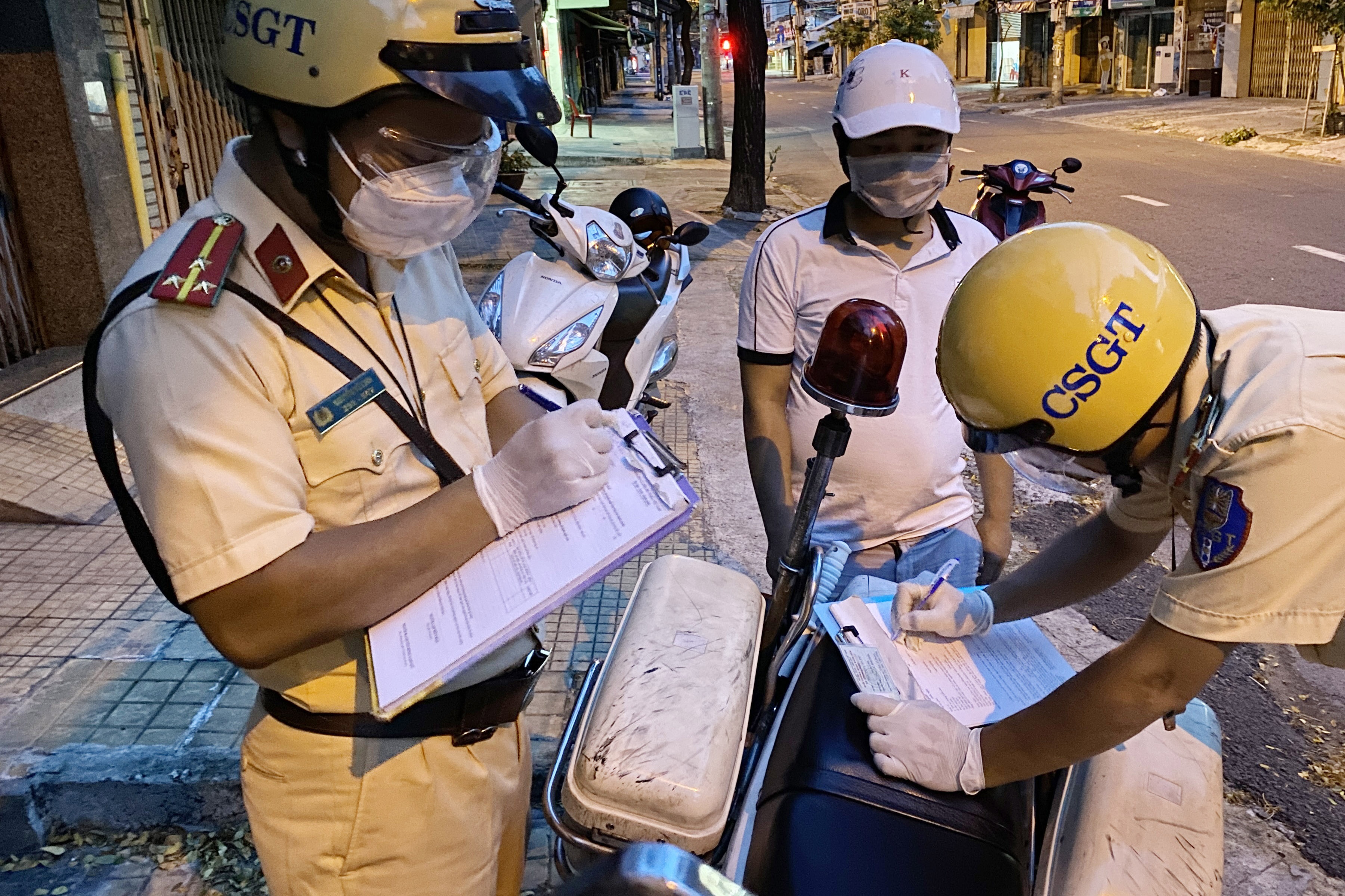 Bo chay khi gap CSGT, nam thanh nien bi phat 2 trieu hinh anh