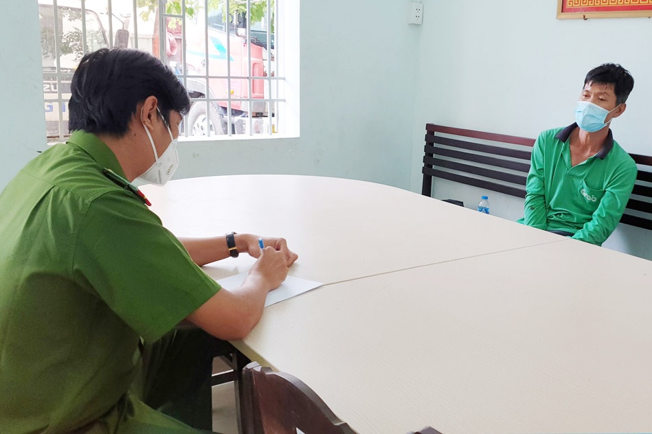 danh can bo cong an anh 1