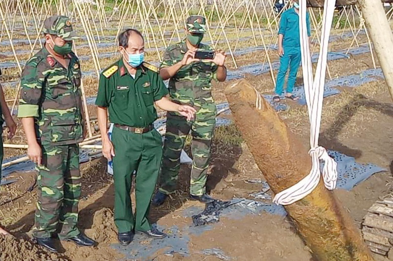 Thao go qua bom nang 300 kg o Dong Nai hinh anh