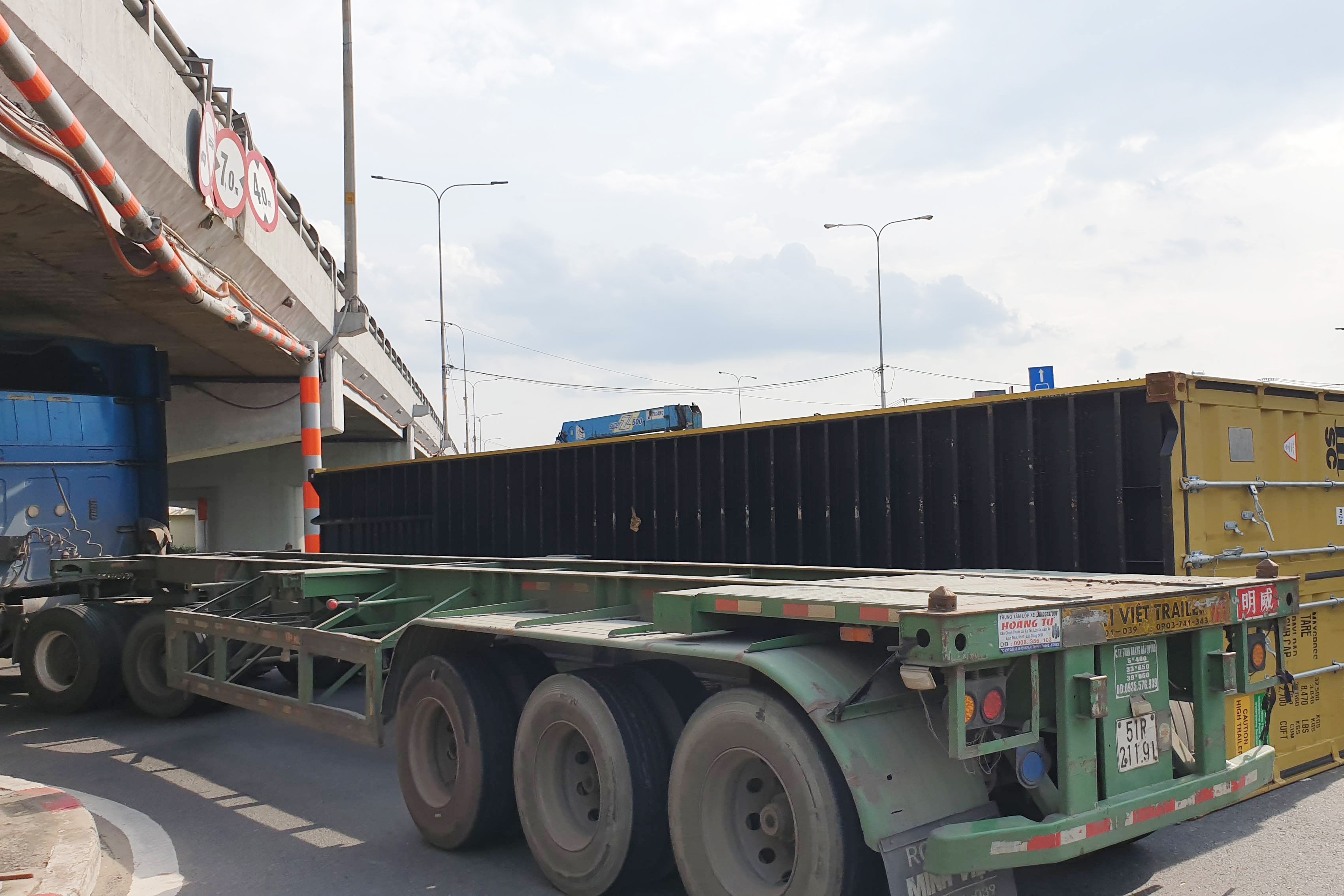 Thung container roi xuong duong o nga tu An Suong hinh anh