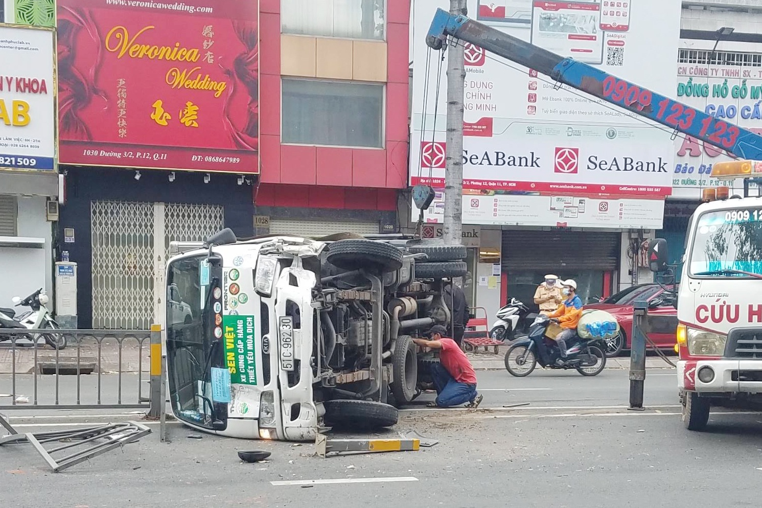 Va vao dai phan cach, xe tai lat ngang o TP.HCM hinh anh