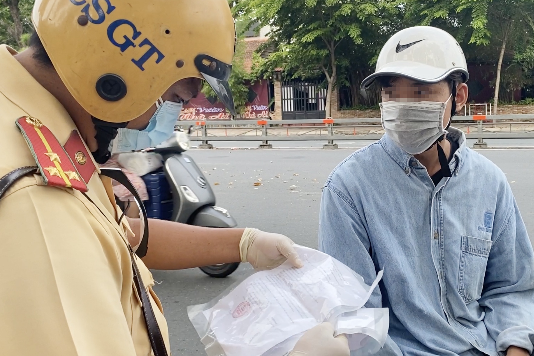 Cam giay thong hanh het han ra duong, nam thanh nien bi phat 4,4 trieu hinh anh