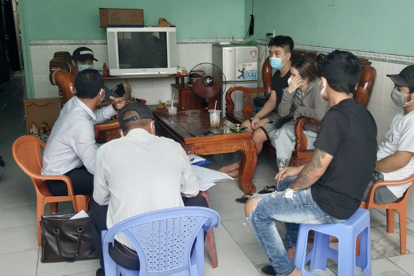 uống cà phê bị phạt ảnh 1 uong ca phe bi phat anh 1