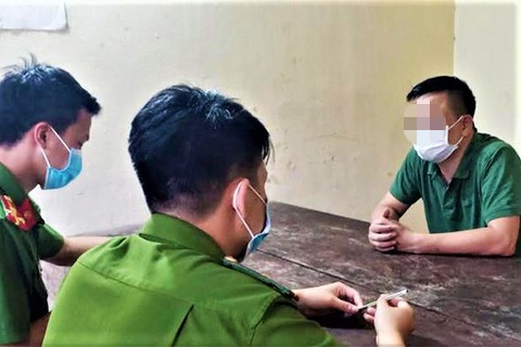 Hai nguoi dan ong danh can bo chot kiem dich o Dong Nai hinh anh