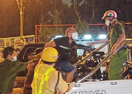 Nguoi nuoc ngoai ra duong sau 18h, thach thuc cong an o TP.HCM hinh anh