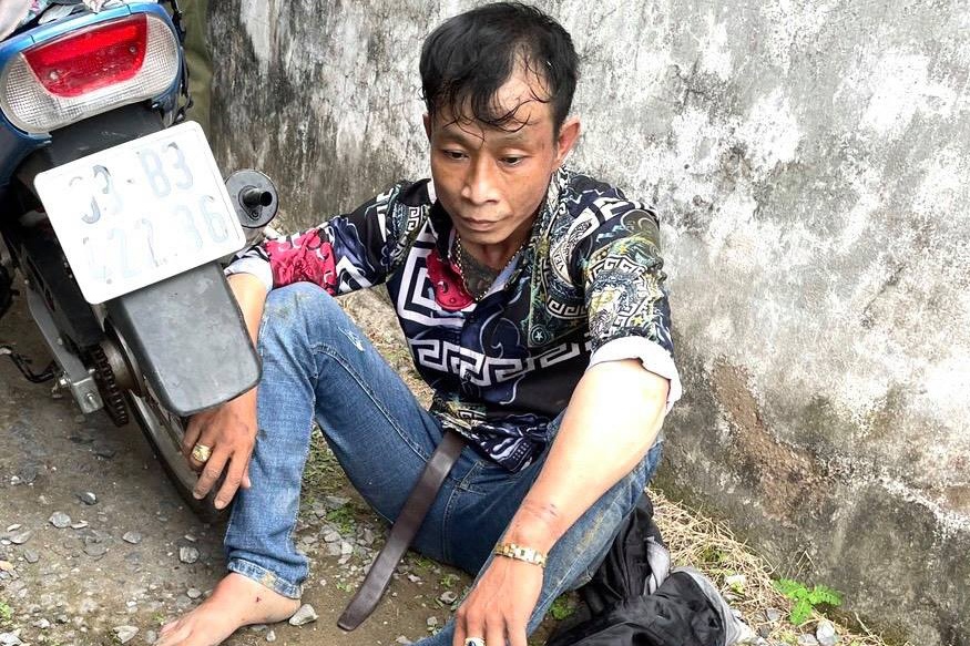 Bat giu nguoi dan ong mua ma tuy roi vuot chot kiem soat dich hinh anh