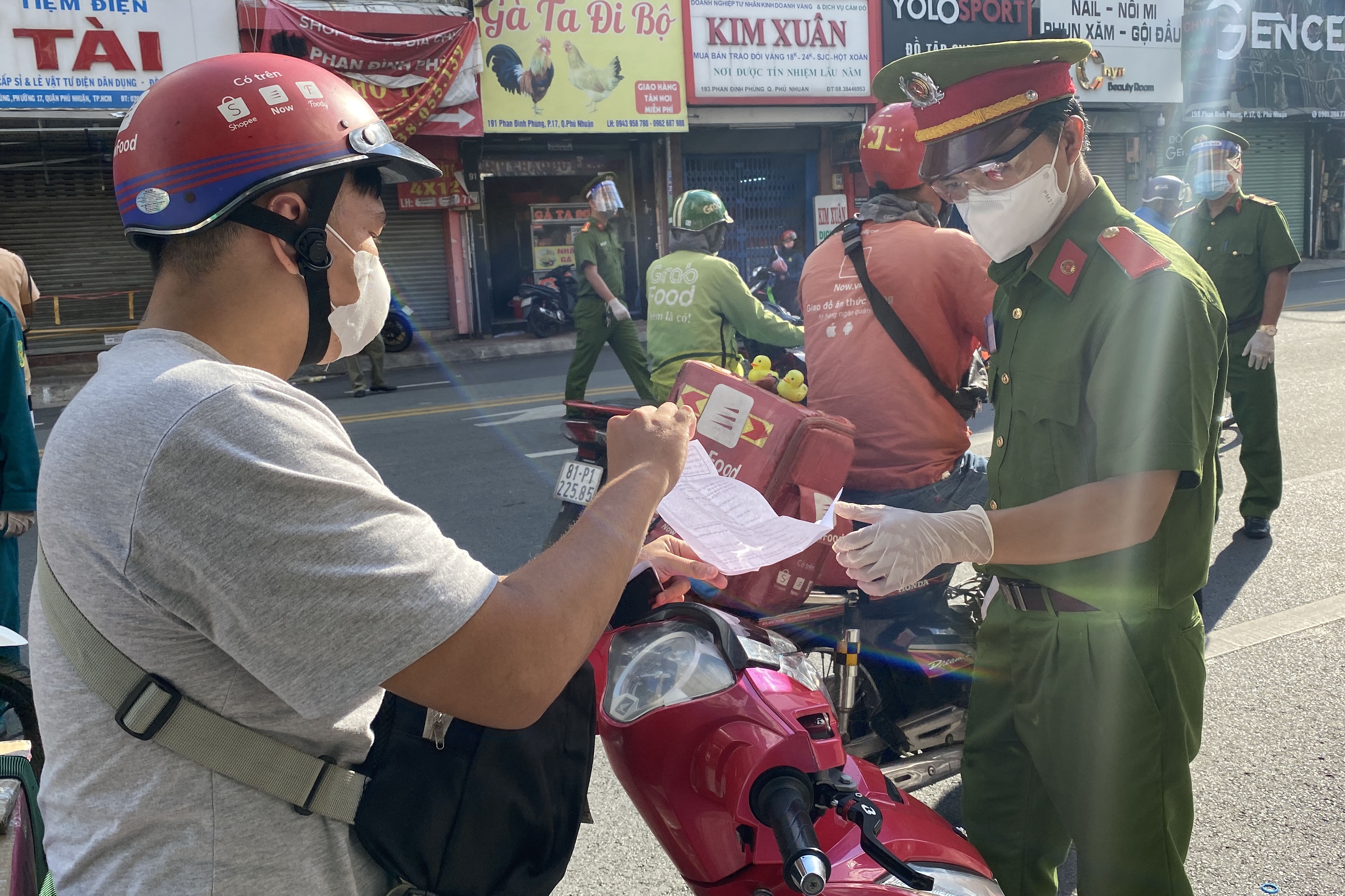 Di mua trung nhung khong co phieu di cho, nam thanh nien bi phat hinh anh