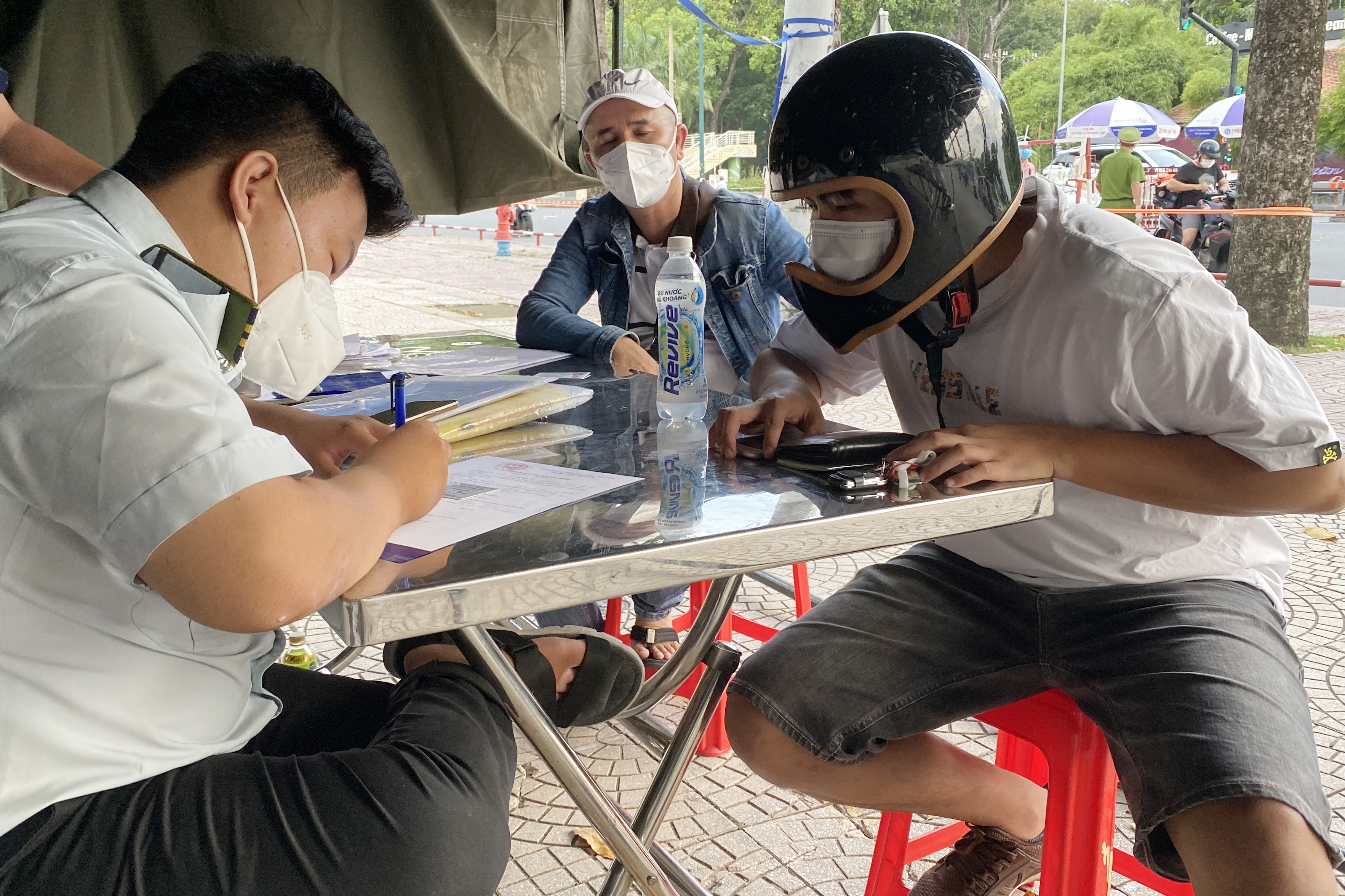 Di giao thuc pham cho nguoi than, nam thanh nien bi phat 2 trieu hinh anh