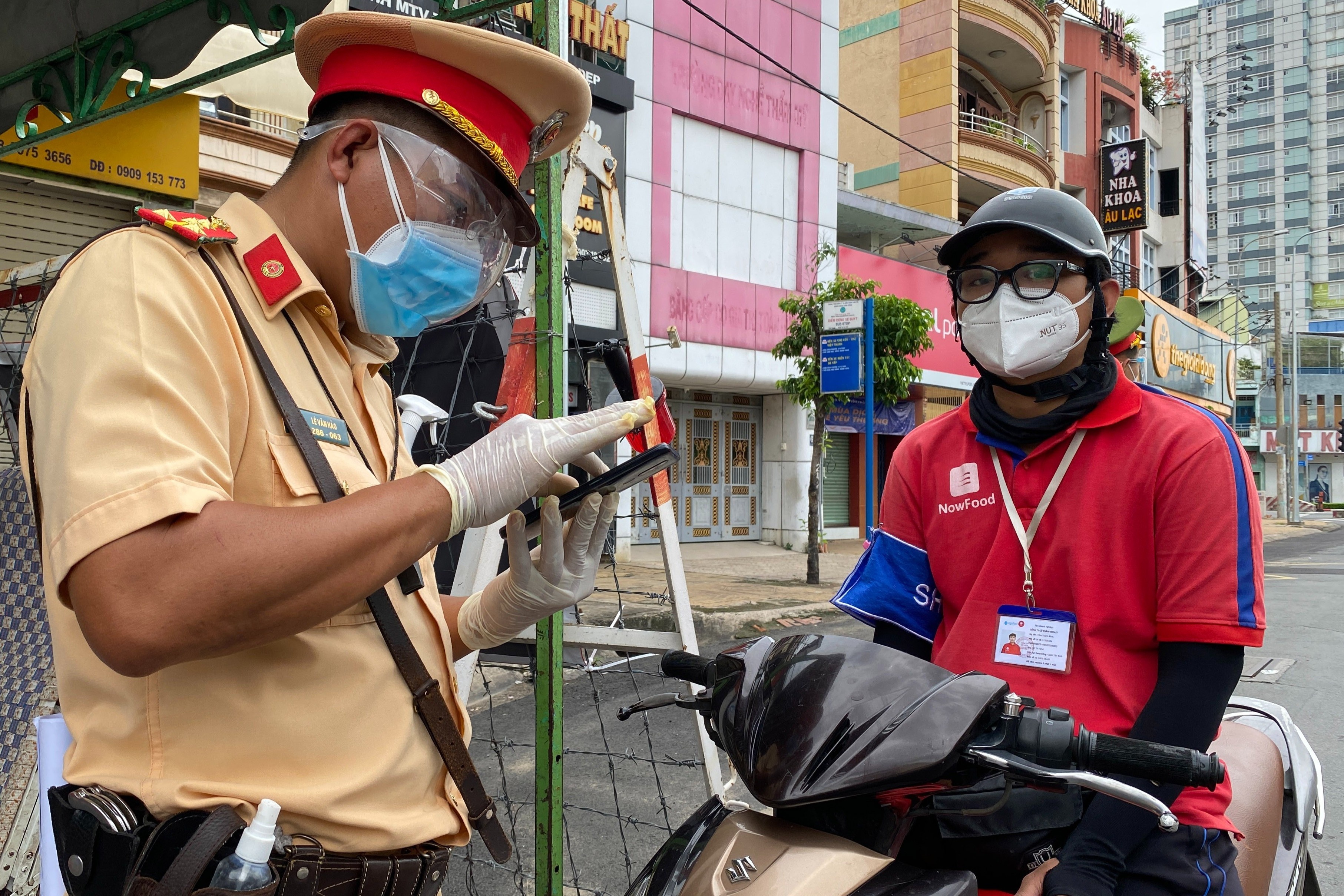 Canh sat nhac nho nhieu shipper chua co giay di duong theo quy dinh hinh anh