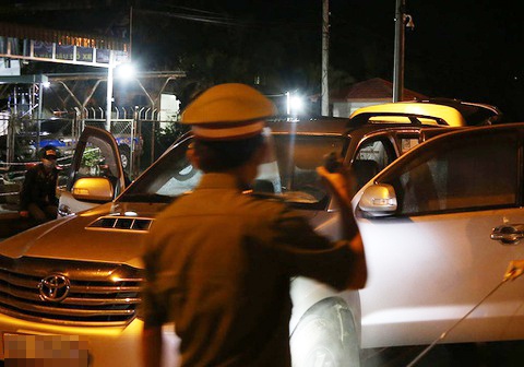 Dung oto cho hang tu thien de dua nguoi roi TP.HCM hinh anh