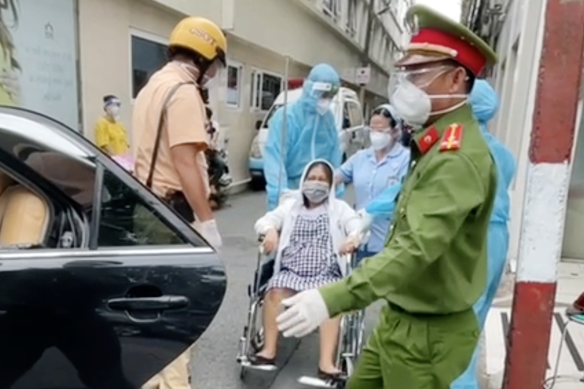 cho ba bau di cap cuu anh 1