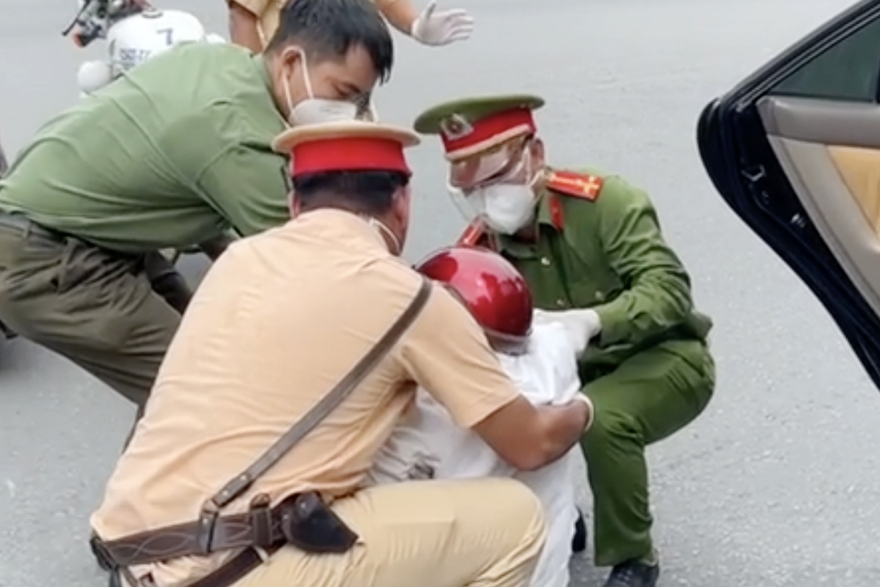 Can bo chot kiem soat dich dua ba bau di cap cuu kip thoi hinh anh