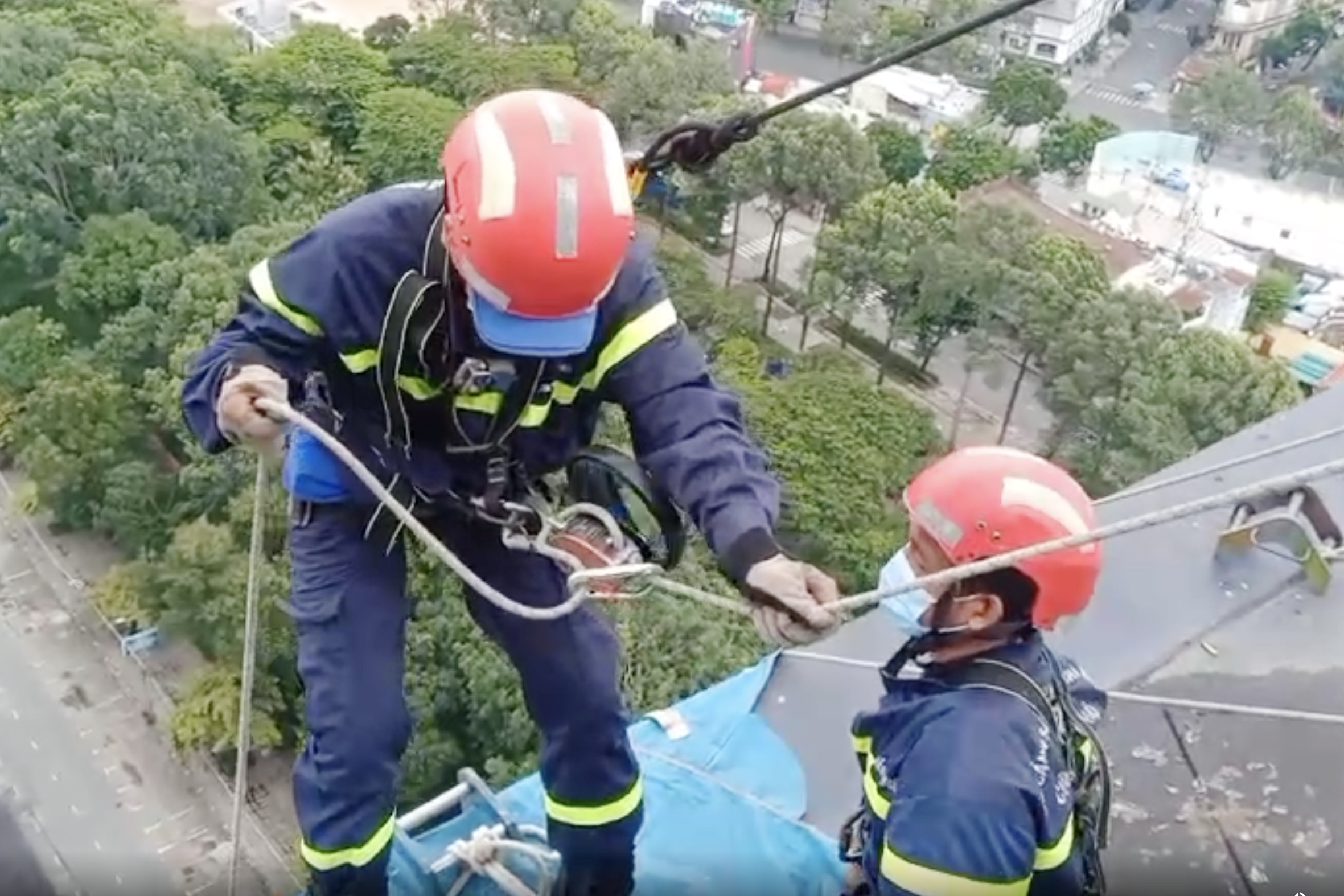 Canh sat ngan hop den 200 kg roi tu tang 21 xuong duong pho TP.HCM hinh anh