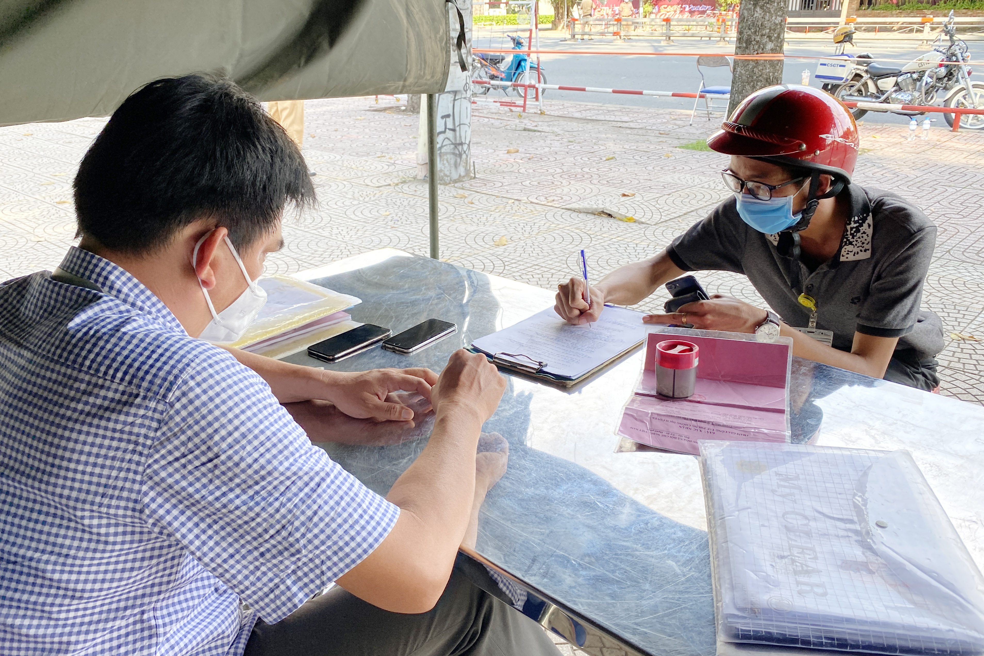 Dung giay thong hanh sai quy dinh, nam thanh nien bi phat 2 trieu dong hinh anh