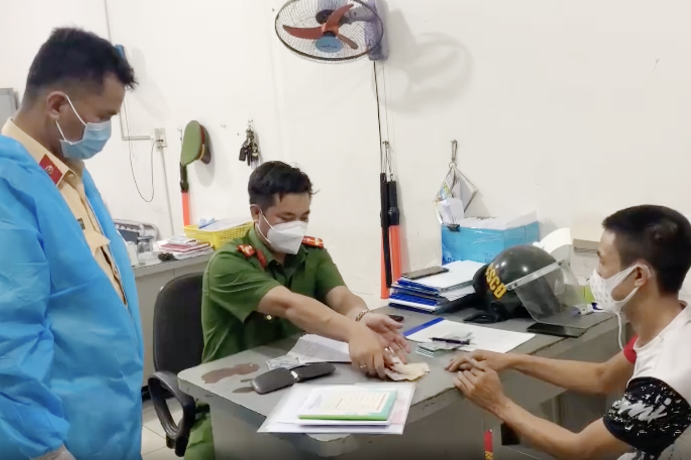 CSGT TP.HCM ban giao hon 32 trieu dong cho nguoi danh roi hinh anh