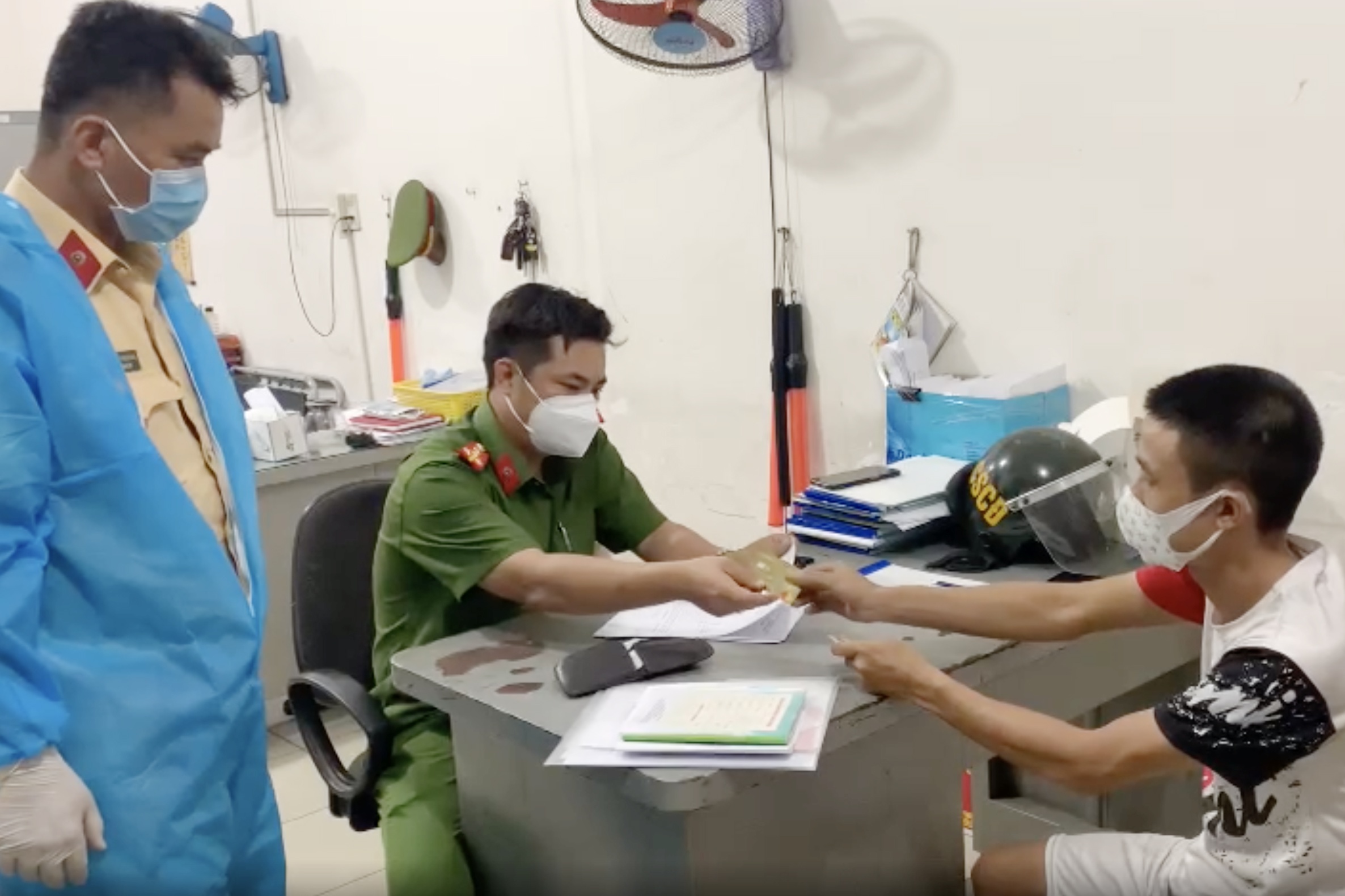 CSGT nhặt bóp tiền ảnh 1 CSGT nhat bop tien anh 1