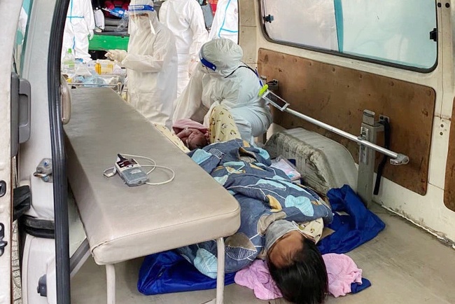 Canh sat do de cho san phu tren via he o TP.HCM hinh anh